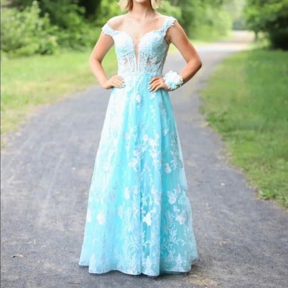 Like new Morell Maxie blue lace prom gown 4-6